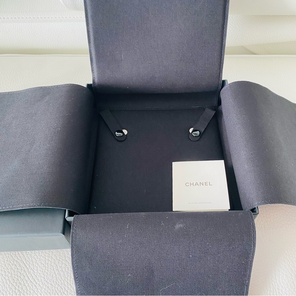 Chanel necklace box with velvet sleeve, ribbon, camellia, and booklet - Picture 5 of 7